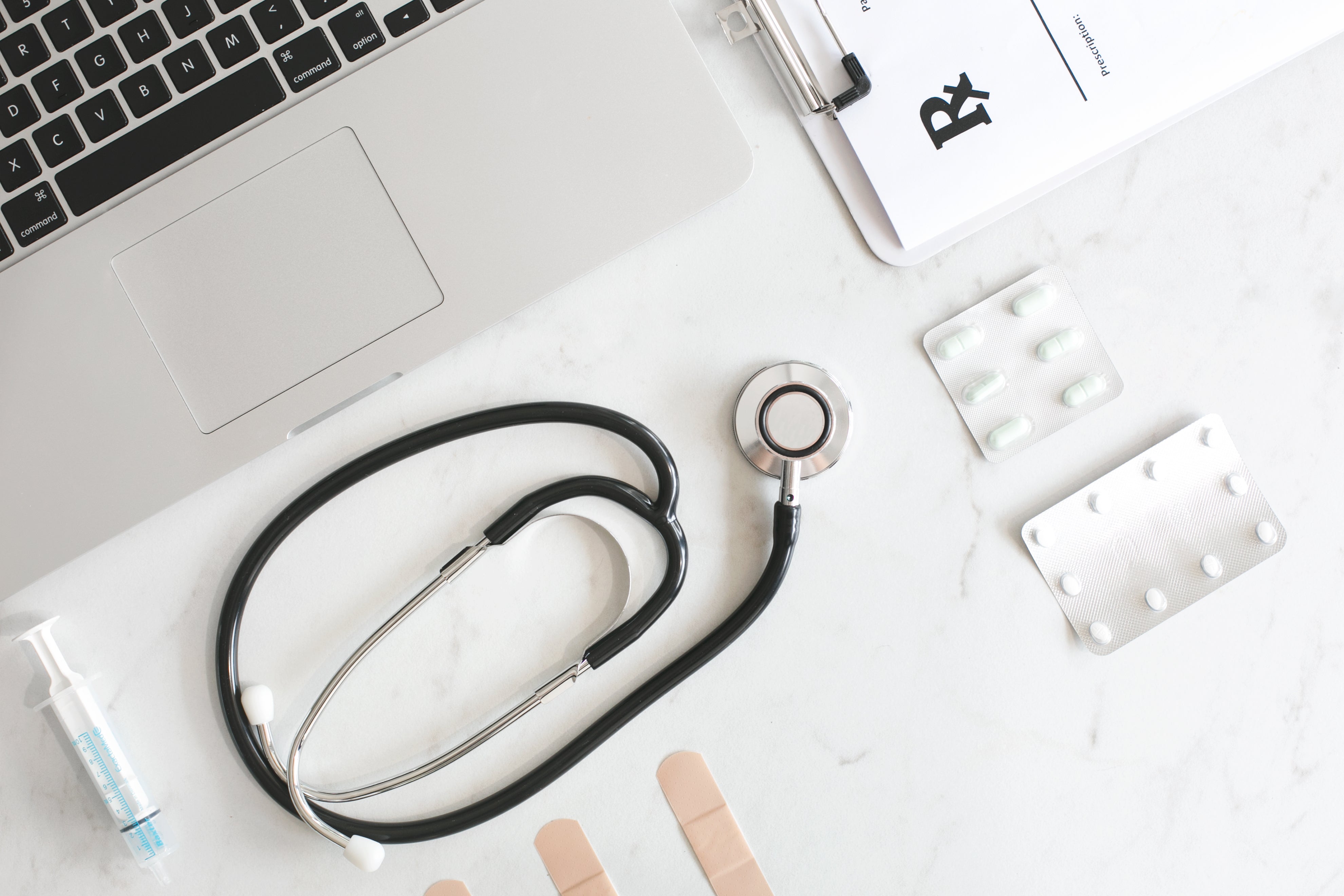 Stetoskop liegt auf dem Tisch vom Online Santitätshaus von AGV Medical Care
